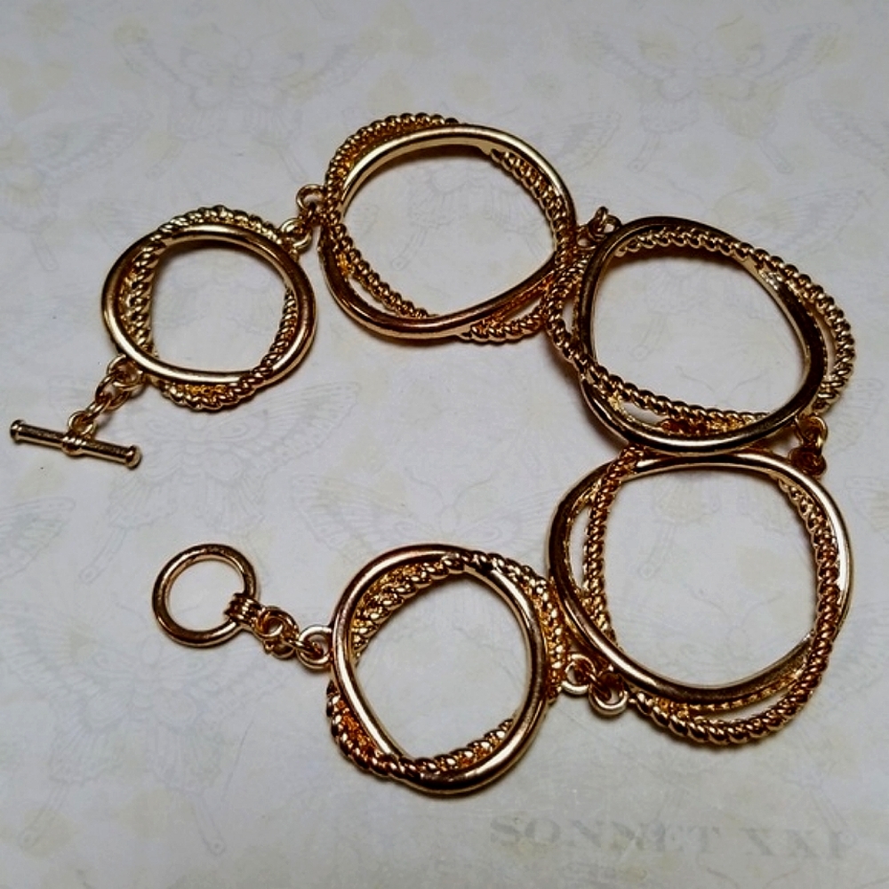 Vintage 1970s Goldtone Intertwined Circles Rope Design Toggle Clasp Bracelet - Picture 10 of 11